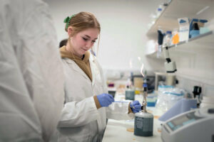 Singer Stem Event- intern picture in lab