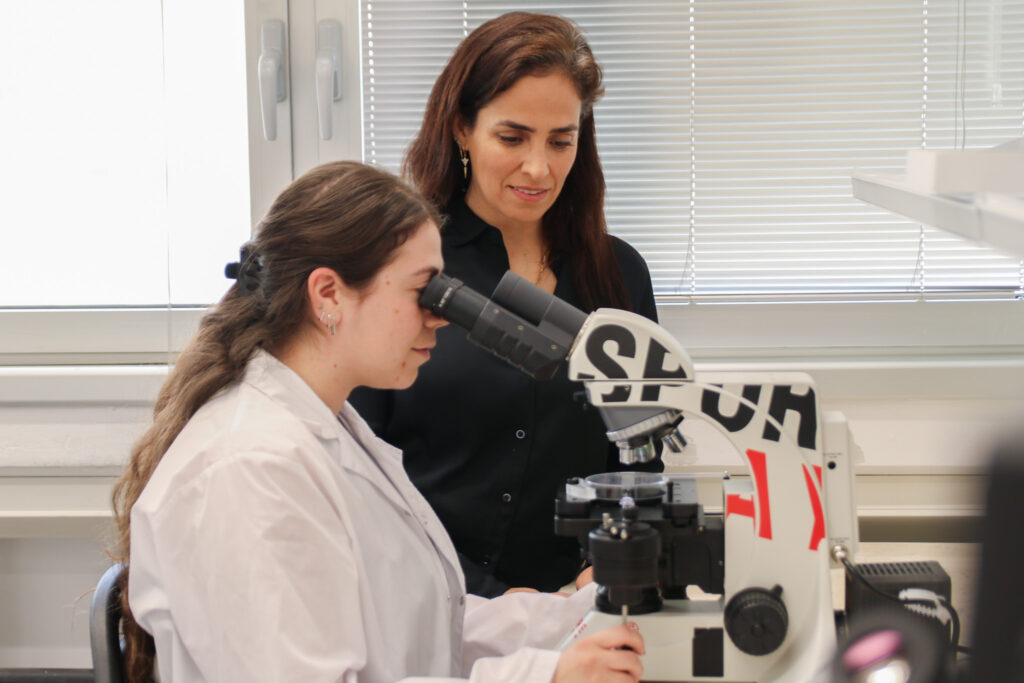 Dr Michal Breker Dekel and lab member use the SporePlay+ to dissect Chlamydomonas tetrads.