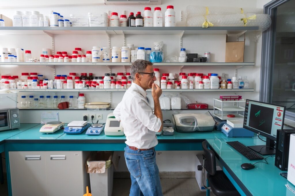 Dr Liti analysing yeast fluorescence using Phenobooth to study genetic variation. 